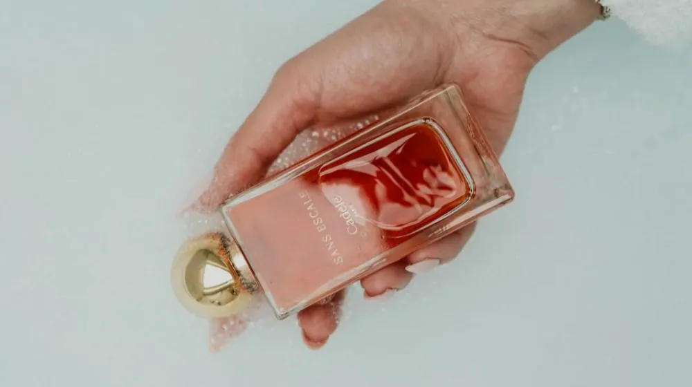 Cadèle: Pionierskie Połączenie Perfumerii i Litoterapii